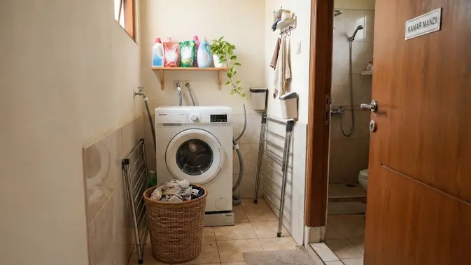 Inspirasi laundry kecil di rumah tanpa banyak renovasi sehingga jadi ruang cuci anti sempit di samping kamar mandi (AI generated)