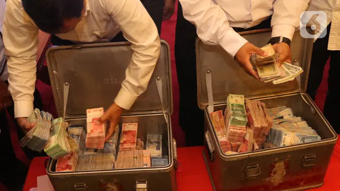 Uang palsu ditunjukkan sebelum dimusnahkan di gedung Bank Indonesia, Jakarta. (Liputan6.com/Angga Yuniar)