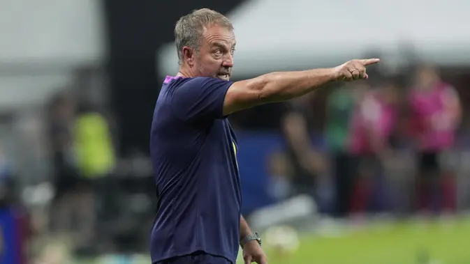 Pelatih Barcelona, Hansi Flick, bereaksi dalam laga persahabatan antara Barcelona dan FC Seoul di Stadion Piala Dunia Seoul, Seoul, Korea Selatan, Kamis, 31 Juli 2025. (AP Photo/Ahn Young-joon)