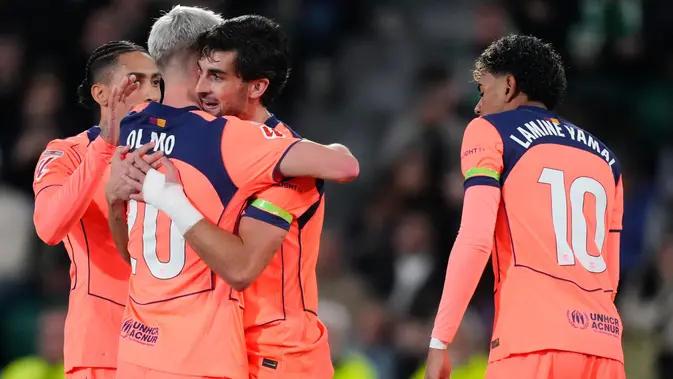 Pemain Barcelona Ferran Torres (tengah) dan Dani Olmo merayakan gol pada laga La Liga/Liga Spanyol antara Elche vs Barcelona di Elche, Spanyol, Sabtu, 31 Januari 2026. (AP Photo/Jose Breton)