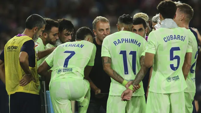 Pelatih Barcelona, Hansi Flick, memberikan arahan kepada para pemainnya dalam laga La Liga antara Levante dan Barcelona di Valencia, Spanyol, Sabtu, 23 Agustus 2025. (AP Photo/Alberto Saiz)