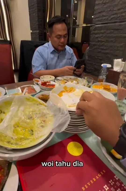 Viral! Pelayan Restoran Padang Ahli Tebak Lauk dari Sisa Piring dan Kuah