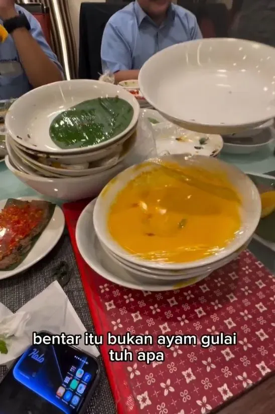 Viral! Pelayan Restoran Padang Ahli Tebak Lauk dari Sisa Piring dan Kuah
