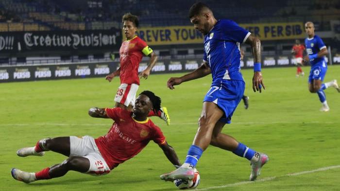 KECOH LAWAN - Gelandang Persib Bandung, Berguinho, mengecoh pemain Manila Digger pada laga playoff AFC Champions League Two yang berlangsung di Stadion Gelora Bandung Lautan Api, Kota Bandung, Rabu (13/8/2025) malam. Persib lolos ke fase grup setelah menang 2-1.