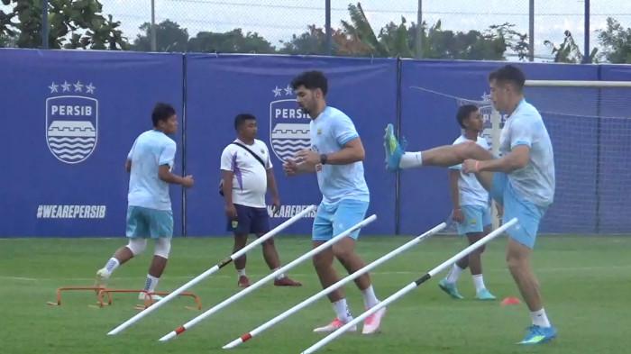 LATIHAN - Persib Bandung kembali berlatih di lapangan Pendamping Stadion GBLA, Kota Bandung, Jawa Barat, Jumat (21/8/2026) sore