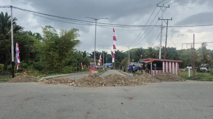 PEMALANGAN JALAN - Masyarakat pemilik hak ulayat memblokir akses jalan alternatif dari Kleblouw menuju samping Dapur Papua, Kampung Netar (Nendali), Distrik Sentani Timur, Kabupaten Jayapura, Sabtu (22/8/2026).