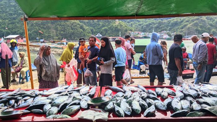 HARGA IKAN -- Suasana di Tempat Pelelangan Ikan (TPI) pada Minggu (22/2/2026). Simak harga berbagai jenis ikan hari ini.