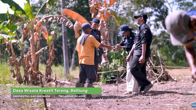 Laskar Selasik UGM melakukan pengabdian di Desa Wisata Terong.
