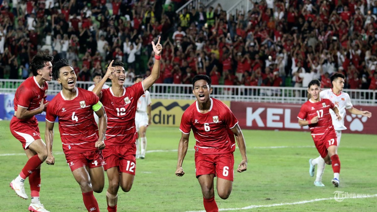Selebrasi pesepakbola timnas Indonesia Evandra Florasta (tengah) seusai mencetak gol lewat titik putih ke gawang timnas Vietnam pada lanjutan pertandingan grup A Piala AFF U-19, di Stadion Utama Sumatra Utara, Deliserdang, Minggu (7/6/2026). Timnas Indonesia berhasil menang telak atas timnas Vietnam dengan skor 2-1. TRIBUN MEDAN/DANIL SIREGAR