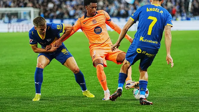 Aksi Alejandro Balde dalam laga Alaves vs Barcelona di Liga Spanyol, Kamis (14/5/2026). (AP Photo/Miguel Oses)