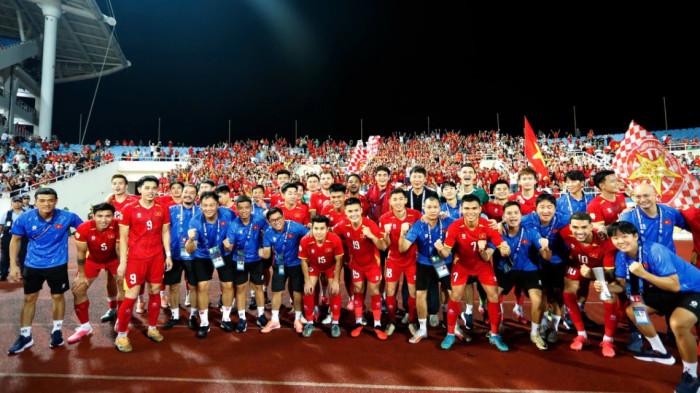 FOTO BERSAMA - Para pemain Timnas Vietnam melakukan foto bersama setelah berhasil menyingkirkan Malaysia di babak semifinal dan melaju ke final Piala AFF 2026, pada Rabu (19/8/2026) malam. Kini Vietnam ditantang Thailand di partai final.
