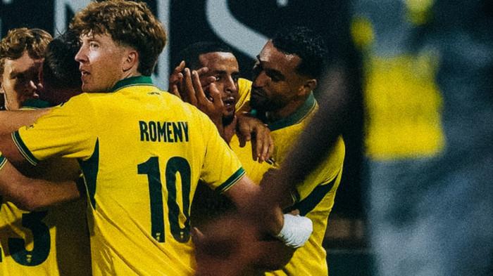 SELEBRASI - Penyerang Timnas Indonesia, Ole Romeny bersama rekan satu timnya di Fortuna Sittard merayakan gol saat pertandingan melawan SC Cambur pada pekan kedua Liga Belanda, Minggu (16/8/2026) dini hari WIB.