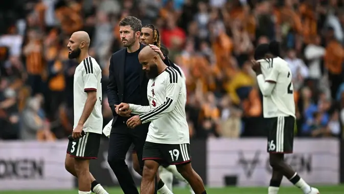 Pelatih Manchester United, Michael Carrick (kedua dari kiri), bersama para pemainnya bereaksi setelah menelan kekalahan 0-2 dari Hull City dalam laga Liga Inggris 2026/2027 di MKM Stadium, Kingston upon Hull, Inggris, Sabtu (22/8/2026). (AFP/Paul Ellis)