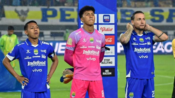 Penjaga gawang muda Persib Bandung Fitrah Maulana tampil starter sekaligus jadi debutnya di Super League 2025-2026 dalam usia 19 tahun ketika mengalahkan tim pemuncak klasemen Borneo FC Samarinda pada laga tunda pekan keempat Super League 2025-2026, Jumat (5/12/2025) di Gelora Bandung Lautan Api (GBLA). (KOMPAS.com/ADIL NURSALAM)