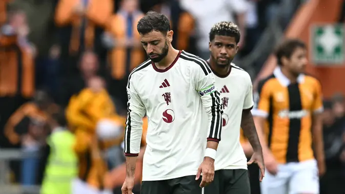 Ekspresi Bruno Fernandes pada laga Hull City vs Manchester United di Liga Inggris 2026/2027, Sabtu (22/8/2026). (AFP/Paul Ellis)