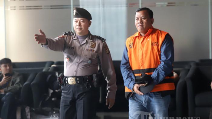 Bupati Kuantan Singingi (Kuansing) Suhardiman Amby mengenakan rompi tahanan usai menjalani pemeriksaan di Gedung KPK, Jakarta, Rabu (1/7/2026). KPK resmi menetapkan 3 tersangka yakni Bupati Kuansing Suhardiman Amby bersama Sekretaris Daerah Kuansing Zulkarnain dan Direktur Utama PT MIC Ardiles terkait kasus dugaan suap jual beli jabatan di lingkungan Pemkab Kuansing. (TRIBUNNEWS/IRWAN RISMAWAN)