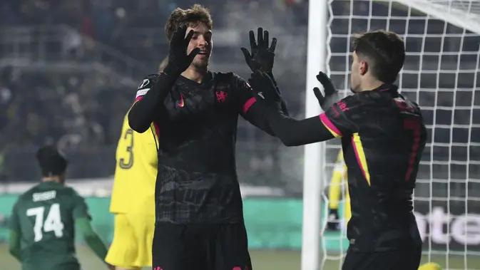 Penyerang muda Chelsea, Marc Guiu (kiri), berhasil mencetak satu gol saat timnya meraih kemenangan 3-1 atas Astana pada laga kelima UEFA Conference League di Almaty Ortalyk Stadium, Kamis (13/12/2024) malam WIB. (AP Photo)