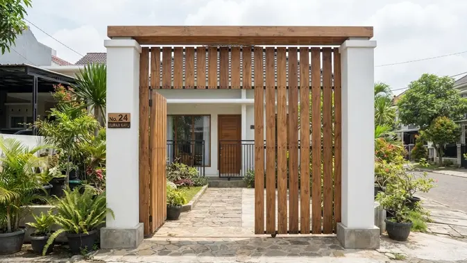 Model gapura rumah sederhana dengan sentuhan kayu yang elegan sehingga bikin hunian biasa jadi megah dengan desain kotak dengan papan kayu vertikal (AI generated)