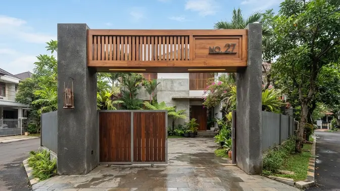 Model gapura rumah sederhana dengan sentuhan kayu yang elegan sehingga bikin hunian biasa jadi megah dengan desain beton dengan bingkai kayu (AI generated)