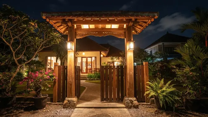 Model gapura rumah sederhana dengan sentuhan kayu yang elegan sehingga bikin hunian biasa jadi megah dengan desain lampu pada tiang (AI generated)