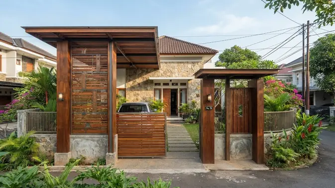 Model gapura rumah sederhana dengan sentuhan kayu yang elegan sehingga bikin hunian biasa jadi megah dengan desain asimetris (AI generated)
