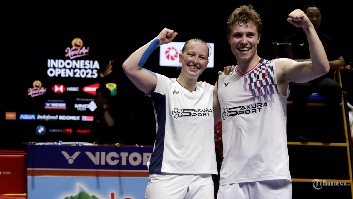 INDONESIA OPEN 2025 - Pebulu tangkis ganda campuran perancis Thom Gicquel dan Delphine Delrue berfoto bersama usai mengalahkan pebulu tangkis ganda campuran Thailand Dechapol Puavaranukroh dan Supissara Paewsampran pada babak final Kapal Api Indonesia Open 2025 di Istora Senayan, Gelora Bung Karno, Jakarta, Minggu (8/6/2025). Pasangan Gicquel dan Delrue berhasil menjuarai Indonesia Open 2025 usai menang dengan skor 21-16 dan 21-18. TRIBUNNEWS/IRWAN RISMAWAN