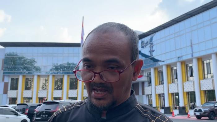 KEMBALIKAN DANA - Direktur Travel Gema Talbia, Oman Abdul Aziz setelah diperiksa oleh Kemenhaj di Kejaksaan Tinggi Jambi pada Rabu (19/8/2026). Kata dia, pihak Gema Suara Talbia akan mengembalikan dana jemaah