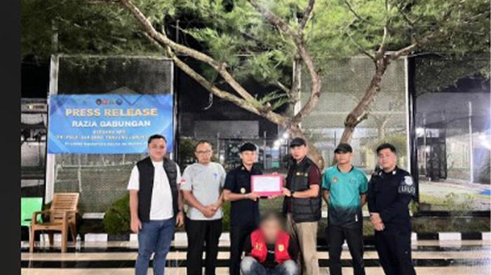 PENANGKAPAN-Tim Tabur Kejati Jambi menangkap Wahyu Ishadi, terpidana kasus perzinahan yang masuk DPO sejak Juni 2025, di kediamannya di Nipah Panjang.