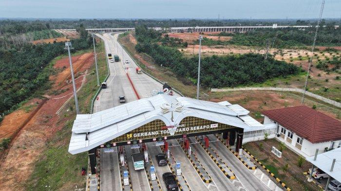 TOL BALENO JAMBI - Sejumlah kendaraan melintasi pintu Tol Baleno atau tol Bayung Lencir-Tempino, pada Sabtu (7/6/2025). Per 21 Agustus 2026, jalan tol Trans-Sumatra ini telah diberlakukan tarif sesuai golongan kendaraan.