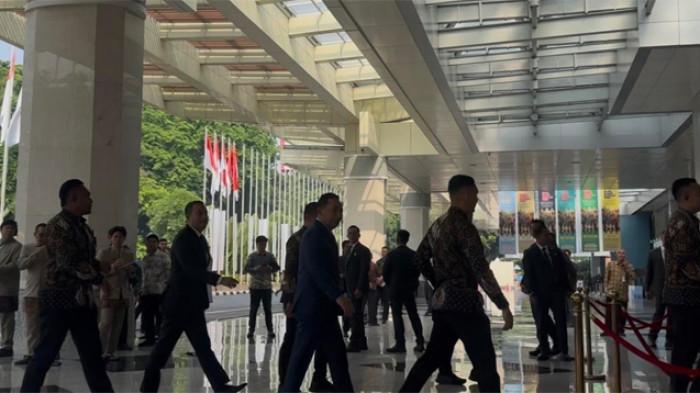 PERNIKAHAN KASESPRI PRABOWO - Kapolri Jenderal Listyo Sigit Prabowo, Panglima TNI Jenderal TNI Agus Subiyanto hingga Menteri Pertahanan RI Sjafrie Sjamsoeddin saat tiba di lokasi pernikahan Kasespri Presiden Prabowo Subianto, Rizky Irmansyah dengan Chika, Minggu (23/8/2026). (Igman Ibrahim/Tribunnews.com)