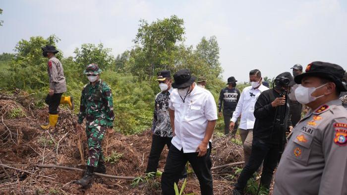 KARHUTLA DI RIAU - Menteri Lingkungan Hidup/Kepala Badan Pengendalian Lingkungan Hidup Moh Jumhur Hidayat bersama Kapolda Riau Irjen Pol Herry Heryawan melakukan pemantauan penanganan kebakaran hutan dan lahan (karhutla) di Provinsi Riau, Sabtu (22/8/2026).
