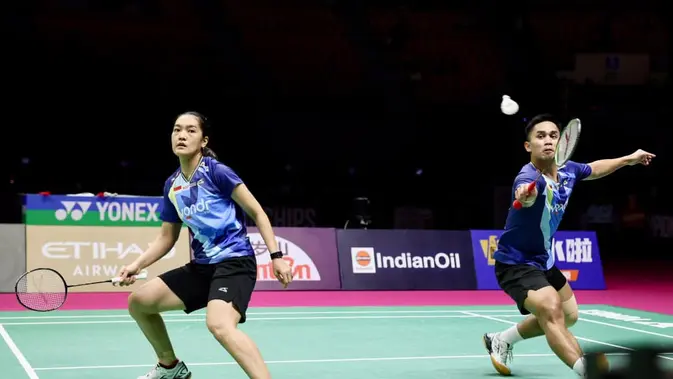 Aksi ganda campuran Indonesia, Amri Syahnawi/Nita Violina Marwah, pada semifinal Kejuaraan Dunia BWF 2026, di New Delhi, India, Sabtu (22/8/2026). (PBSI)