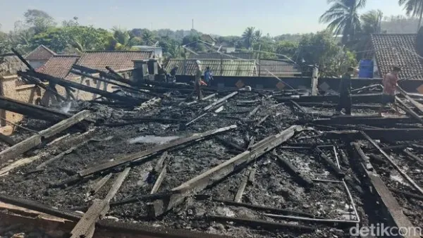 Rumah-rumah Suku Sasak di Desa Adat Sade rata dengan tanah usai terbakar, Minggu (23/8/2026).