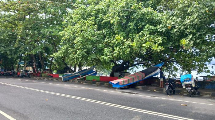 PERAHU - Ilustrasi perahu nelayan ditambatkan di pinggir jalanan Kota Manado. Sejumlah wilayah perairan Sulawesi Utara diprediksi mengalami gelombang sedang.