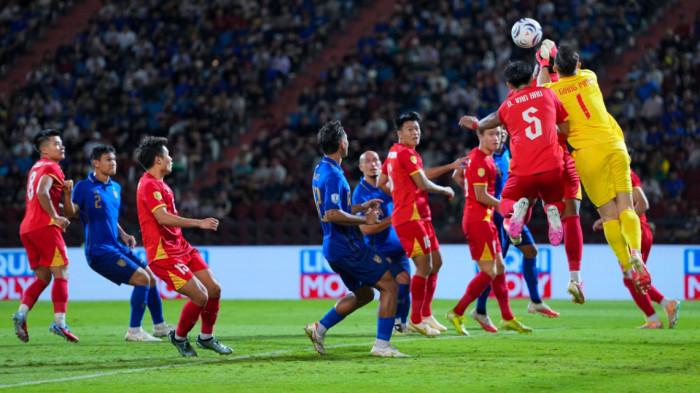 FINAL AFF - Potret duel antara Timnas Thailand vs Timnas Vietnam pada pertandingan leg pertama final Piala AFF 2026 di Stadion Rajamangala, Sabtu (22/8/2026) malam. Thailand takluk 0-2 dari Vietnam.