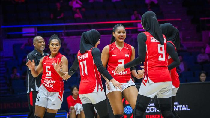 BERSELEBRASI - Para pemain Timnas Voli Putri Indonesia berselebrasi seusai mencetak poin saat melawan Kazakhstan pada Pool B AVC Continental Championship 2026 di Tianjin Olympic Center Gymnasium, China, Sabtu (22/8/2026).