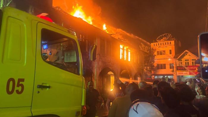 KEBAKARAN- Kobaran api melahap deretan ruko yang ada di Jalan Bandung, Kota Pematangsiantar pada Sabtu (22/8/2026) malam. Proses pemadaman berlangsung hingga berita diturunkan.