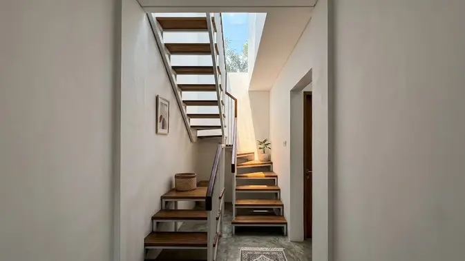 Desain Tangga Rumah Sempit dengan Skylight/AI Generated