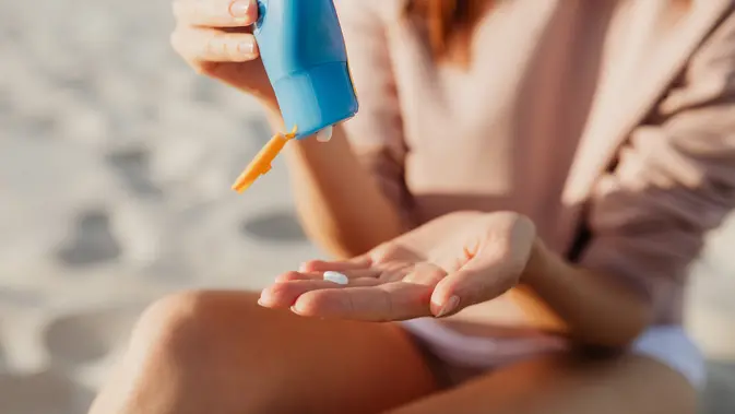 Menggunakan sunscreen pada area siku dan lutut dapat membantu mencegah warna kulit semakin menggelap. (Foto/dok: Pexels/www.kaboompics.com)
