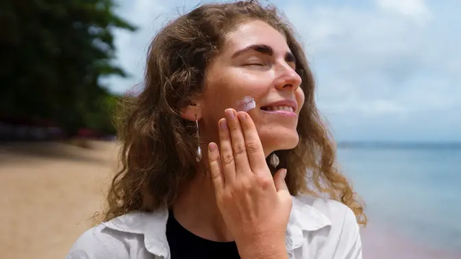 Pilih sunscreen dengan minimal SPF 30 dan pastikan diaplikasikan secara merata ke seluruh wajah dan leher. [Dok/freepik.com]