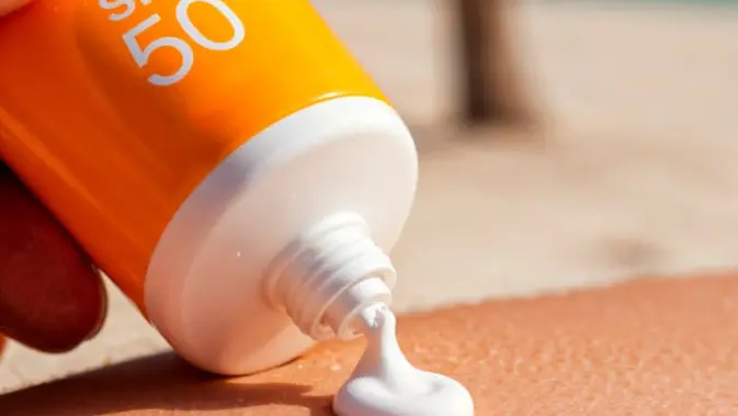 Sunscreen mineral dan sunscreen chemical memiliki cara kerja yang berbeda dalam melindungi kulit dari. (dok. Freepik)