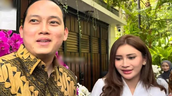 SEBAR UNDANGAN - Sekretaris Pribadi (Sespri) Presiden Prabowo Subianto, Rizky Irmansyah, dikabarkan akan menikah dengan kekasihnya, Chika Yenalovy, pada tahun ini.
