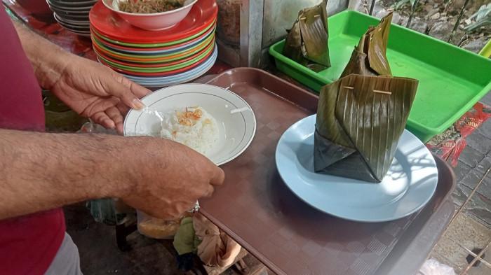 WARUNG MAKAN - Generasi Kedua Sekaligus Pemilik WM Gentha Rasa, Rudy Hardjanto (56), Sedang Menyiapkan Pesanan Garang Asem, Kamis (20/8/2026) (mg/Dhesti Qorita Ayun)