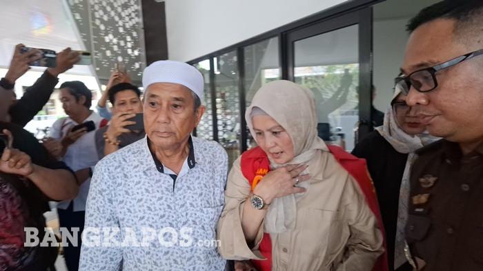 Hellyana saat mengenakan rompi oranye, di Kantor Kejari Kota Pangkalpinang, Senin (18/5/2026).