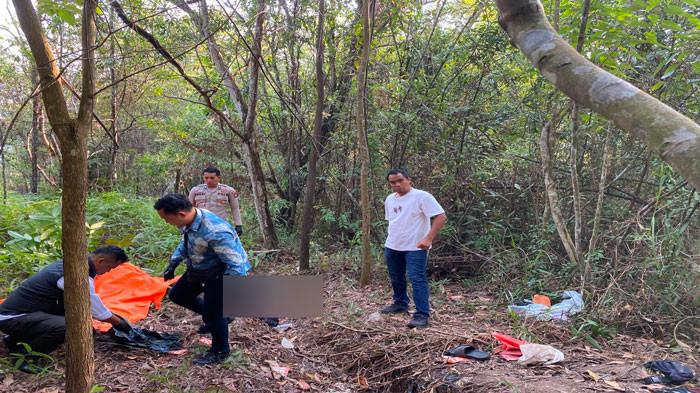 EVAKUASI TENGKORAK - Tim Polsek Batam Kota bersama Inafis Polreta Barelang melakukan olah TKP dan mengevakuasi penemuan tengkorak di Hutan Sei Ladi Batam, Sabtu (22/8/2026) sore.