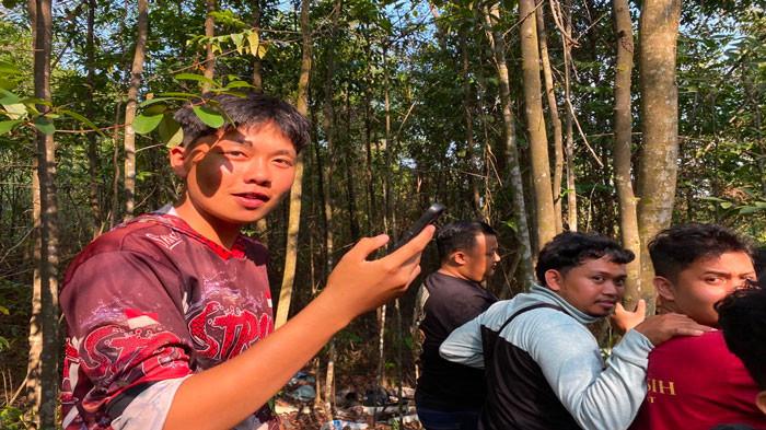 PENEMUAN TENGKORAK MANUSIA - Pemancing Alex dan kawannya menjadi orang yang pertama kali menemukan tengkorak manusia di Hutan Sei Ladi di Jalan Gajah Mada Batam, Sabtu (22/8/2026)
