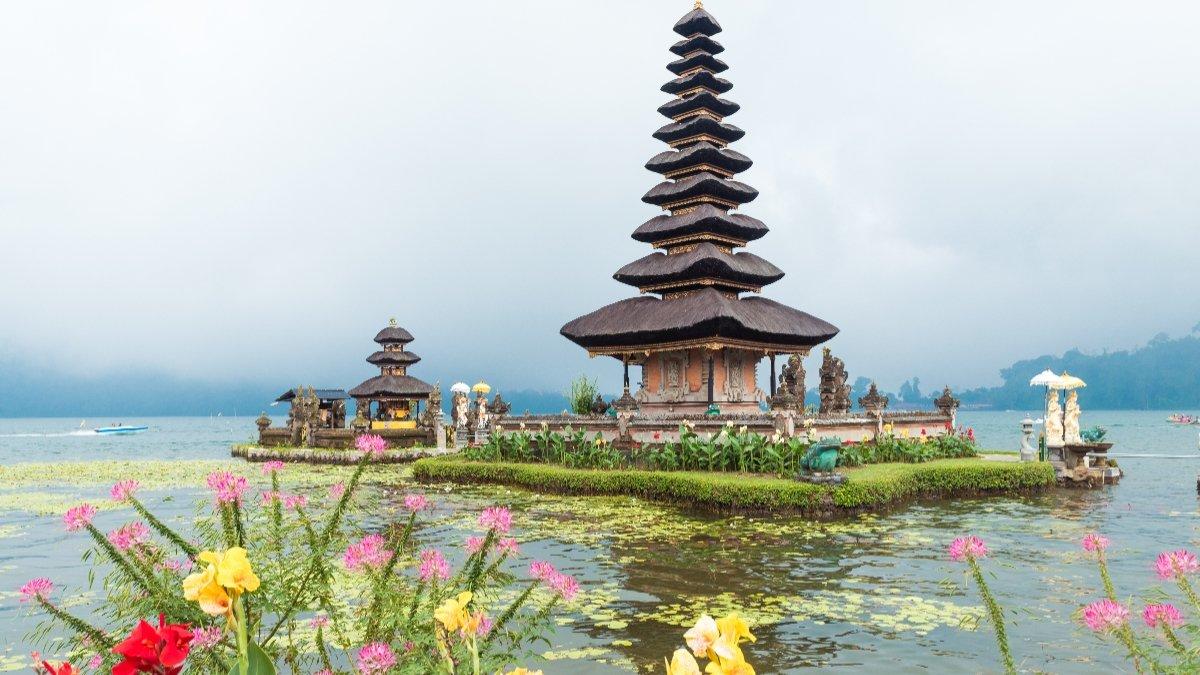 Pura Ulun Danu Beratan, Bedugul, Bali.Inilah wilayah terdingin di Pulau Bali, terkenal dengan Pura Ulun Danu Beratan, suhu bisa mencapai 10 derajat celsius, mengalahkan Kintamani.