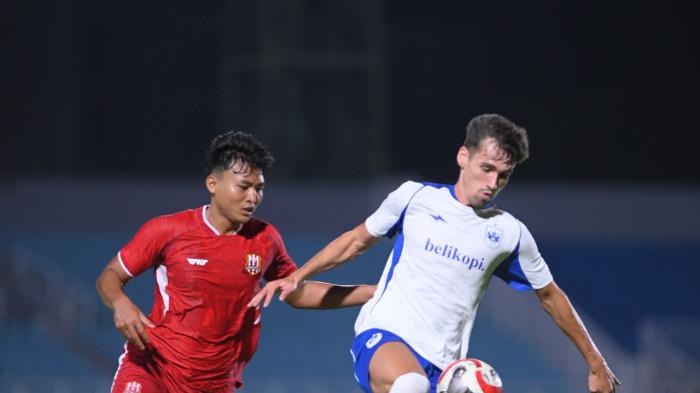 MENJAGA BOLA - Pemain PSIS Semarang Deri Corfe berusaha mempertahankan penguasaan bola saat menghadapi Deltras FC dalam laga latihan bersama di Gelora Delta Sidoarjo, Sabtu (22/8/2026)