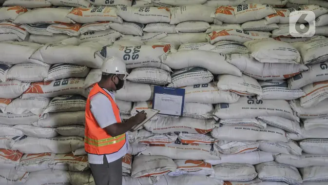 Petugas mendata ketersediaan stok beras di Gudang Bulog Divisi Regional DKI Jakarta, Kelapa Gading. (merdeka.com/Iqbal S Nugroho)