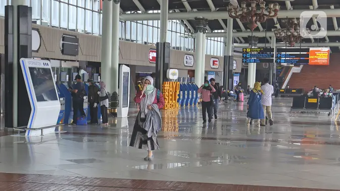 Aktivitas penumpang di terminal keberangkatan 1A Bandara Internasional Soekarno Hatta, Tangerang.   (Liputan6.com/Herman Zakharia)